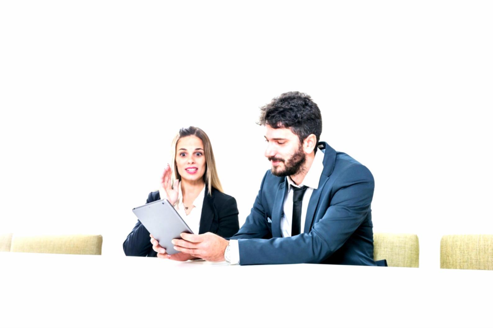 Detaillierte Ansicht von Finanzplanungsunterlagen und digitalen Werkzeugen